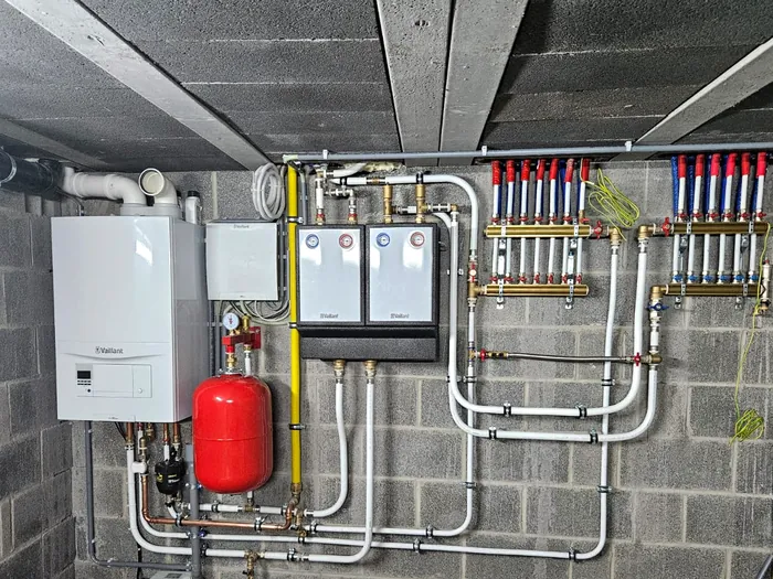 Chaufferie terminée avec groupes de régulation et collecteurs de distribution