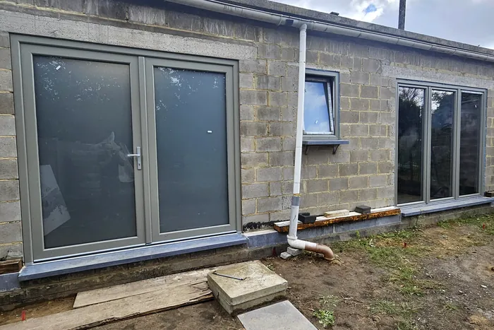 Façade en blocs avec baies et porte posées sur un chantier Novalux Concept