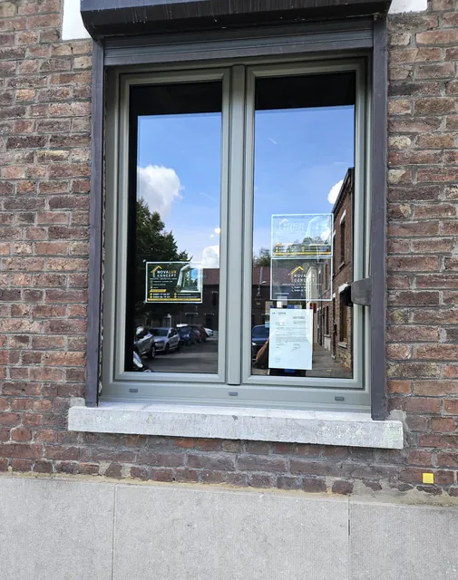 Nouveau châssis à deux vantaux posé dans une façade en briques